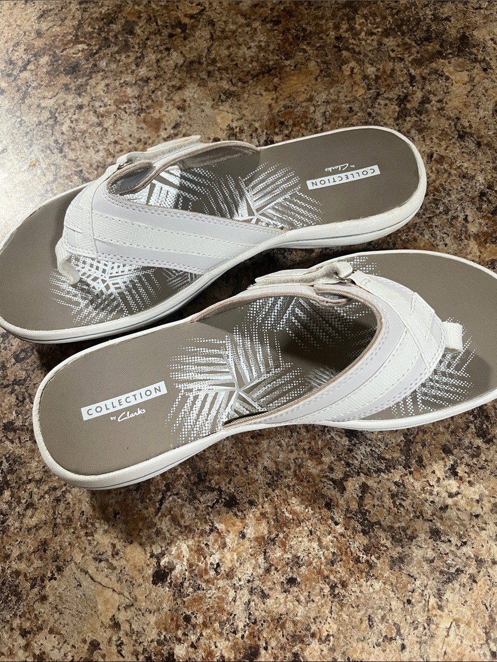 Clarks White Women's Breeze Sea Thong Sandals with Patterned Footbed size 7 NWOB